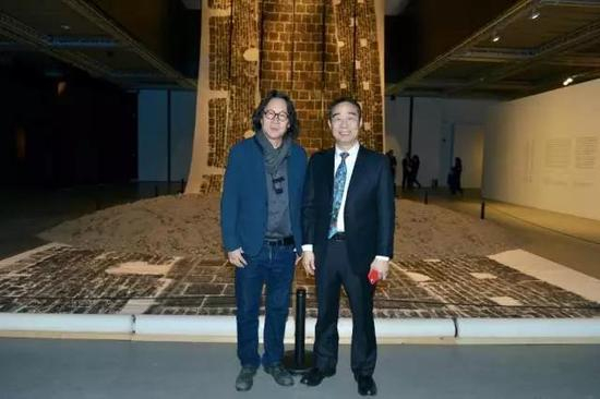 嘉德投资董事总裁兼CEO、嘉德艺术中心总经理寇勤先生与艺术家徐冰合影