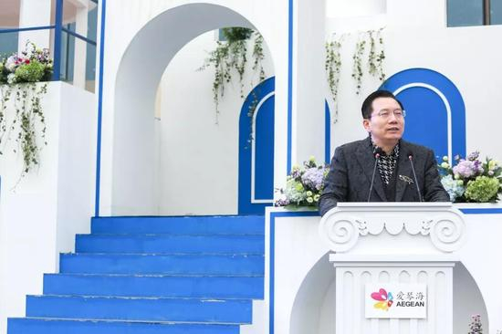 红星美凯龙集团创始人兼爱琴海商业集团董事长车建新发表致辞