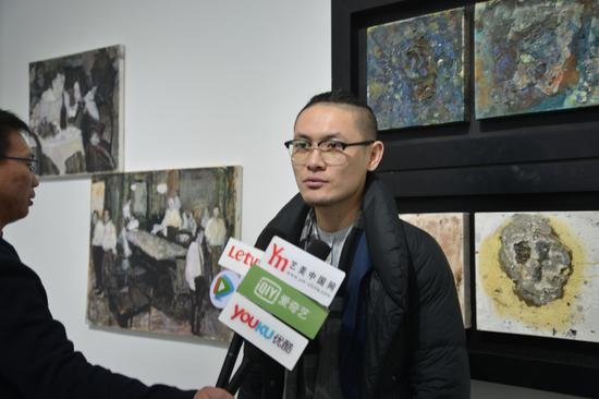介于手绘系列图书总策划、艺术家、凤凰含章艺术中心经理、运营总监陈晓杰接受媒体采访