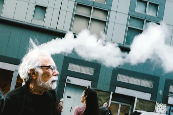 “如果我的作品能让一个人停下来微笑，甚至大笑，那么我就完成了我的工作。”