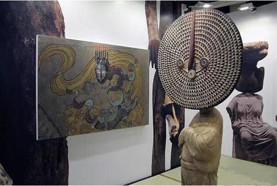 贝浩登画廊展出徐震《进化-–-唐彩绘侍女木俑、Bwa-Bobo-面具》（右）、《进化-–-莫高窟003窟主室南壁、科特迪瓦面具》（左）