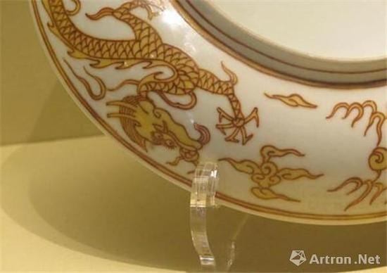 白地黄彩云龙纹盘外壁龙纹局部特写