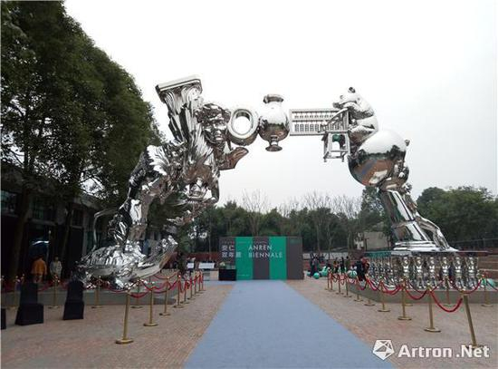 展厅入口处的陈文令作品