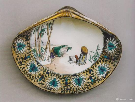 　　Plate， Amédée de Caranza / Manufacture Jules Vieillard &amp； Cie， c。 1880， faience fine with enamel decoration in relief， 21x 24.5cm， Collection privée Laurence et Jacques Darrigade， Pessac， p.154