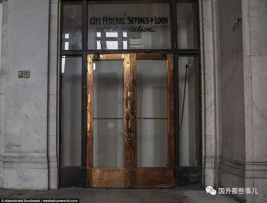 杰佛逊县储蓄银行于1915年关闭，它坐落在这座城市27层的摩天大楼。