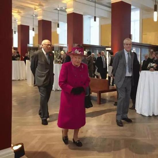 英国女王参加大英博物馆“中国及南亚展厅”开幕活动。