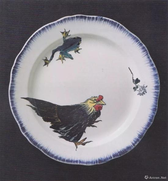 　　Felix Braquemond / Fran？ois-Eugène Rousseau， Plate with Hen and Frog， from the Service “Rousseau”， c。 1867， faience， dim 32.1cm， Cité de la céramique - Sèvres et Limoges， Musée national Adrien Dubouché， Limoges， p。 145