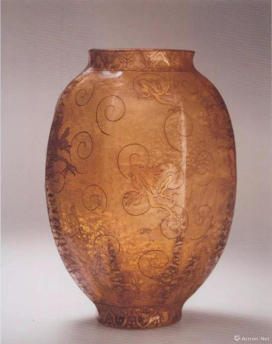 　　émile Gall， Octagonal Vase with Frog， 1884， glass， h。 16.9cm， Musée de l‘école de Nancy， p。 155