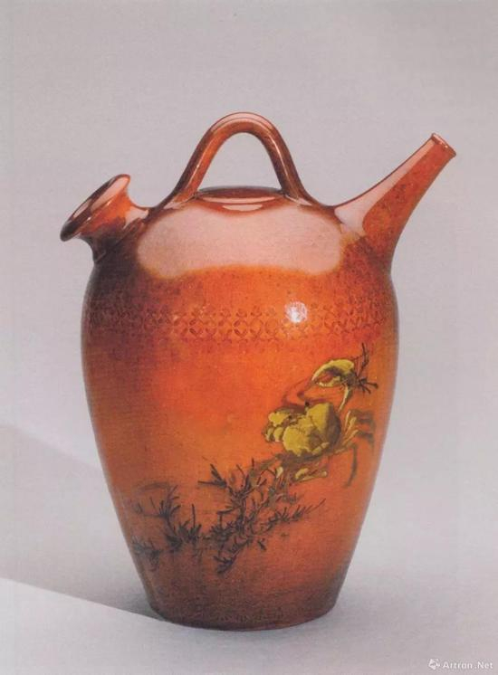 　　Albert Robert Valentien （ decorator ） / The Rookwood Pottery Company， Spanish Water Jug， 1885， stoneware， mahogany glaze， h。 21 xdim。 18.4cm， Philadelphia Museum of Art 125th Anniversary Acquisition， p.153）