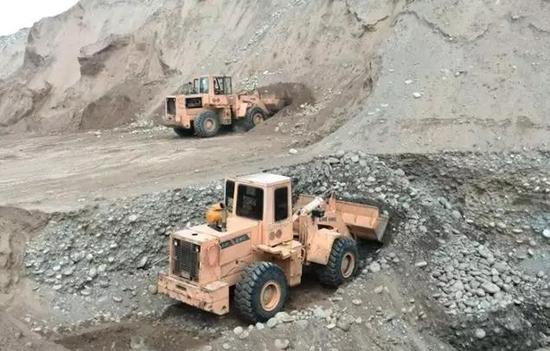 抽水也要多挖点砾石。