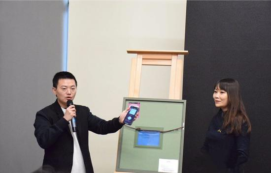 首席执行官崔扬亲自为草间弥生作品《无限的网—海》附着ATCC艺术品智能标签