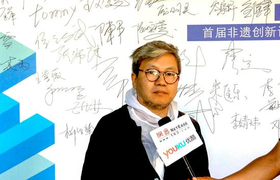 策展人商长松接受媒体采访