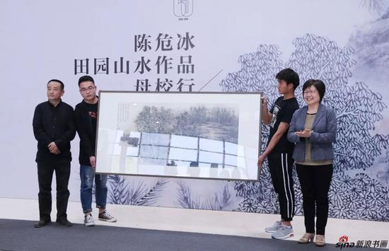 陈危冰向母校美术馆捐赠作品