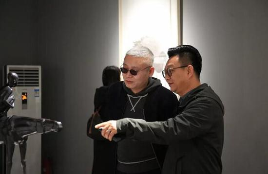 “不同艺见”执行馆长李裕君与嘉宾屠鸿辉交流
