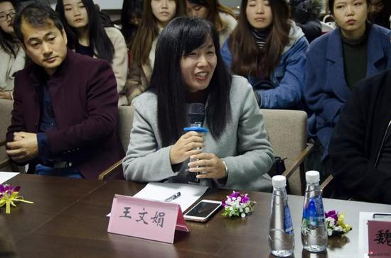五莲县文联文学创作部主任王文娟女士发言