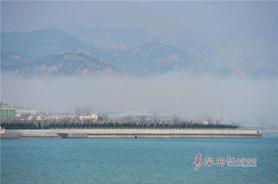 崂山区出现平流雾，崂山在海上时隐时现，美轮美奂。