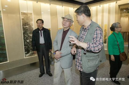 潘高鹏与参观者交流