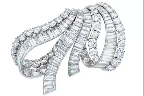钻石双拼胸针 　　约1940年代 　　Van Cleef & Arpels设计