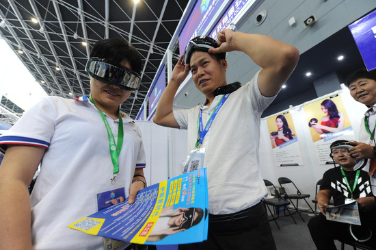 观众在体验VR眼镜