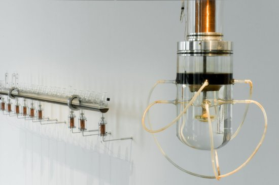 金允哲,《溢泪》,2009。©金允哲。图片由艺术家提供。 Yunchul Kim, Epiphora, 2009。 ©Yunchul Kim。 Courtesy of the artist。