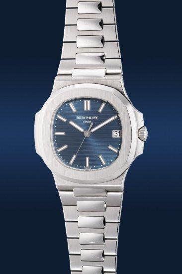 百达翡丽 　　型号5711/1P-010，铂金自动链带腕表，约2013年制 　　估价：3，900，000 - 7，800，000港元