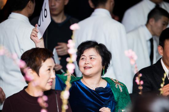 拍卖现场气氛十分热烈