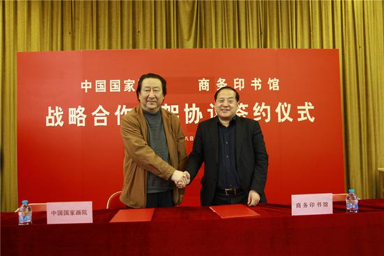 　　中国国家画院和商务印书馆战略合作框架协议签约仪式现场，双方代表：杨晓阳院长和于殿利总经理。 （2）