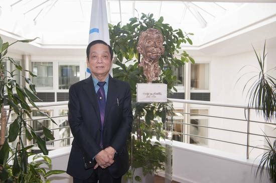国际奥委会总部，顾拜旦塑像前的韩美林