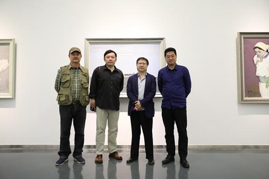 艺术家常磊（左二）、艺术家李贵君（左三）、策展人李大钧（右一）现场合影