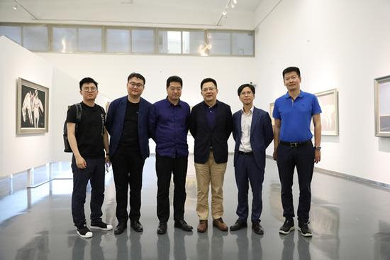 左起：在艺APP创始人谢晓冬、李大钧、雅达国际董事长蒋建宁、沨华资本董事长陈利强、吉里国际艺术区董事长陈海东