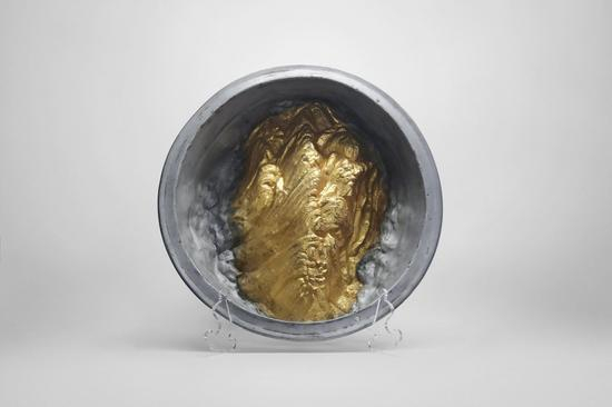 谭勋 李明庄计划11# 创作年代：2008，尺寸：56cm X 58cm X 15cm，创作材料：铝盆镀金