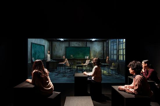 　　雷安.莱安德罗·埃利希 教室，2017，木头/窗/桌子/椅子/门/玻璃/灯，尺寸可变&nbsp; @ Art Front Gallery，Galleria Continua 