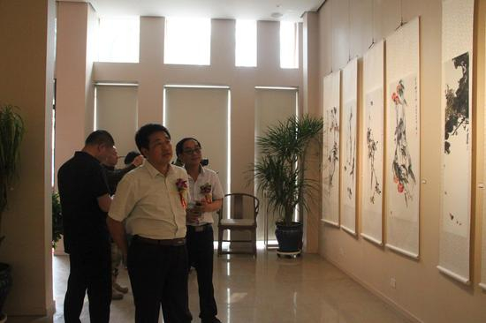 遵化市文联主席张立军先生（左）、遵化市美术家协会主席刘东风先生（右）观看画展