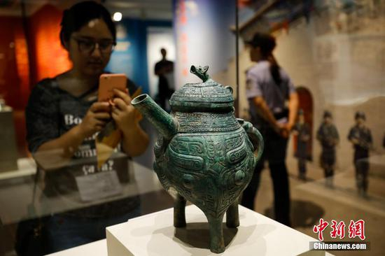 图为观众手机拍摄一级文物兽面纹铜盉&nbsp; 武俊杰 摄