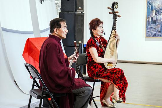 青浦评弹弹唱在展览开幕现场演出