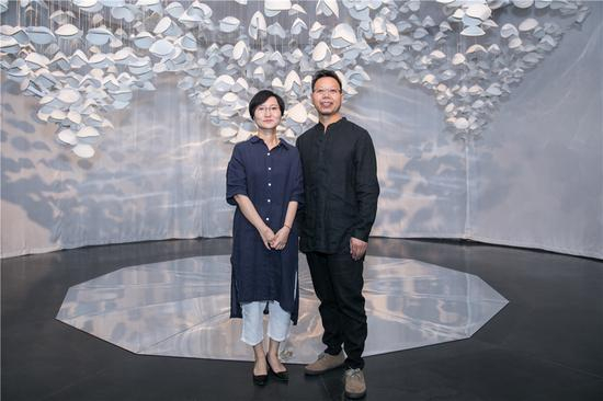 艺术家金贞华、张明于作品前合照