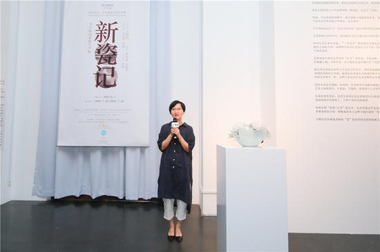 参展艺术家金贞华致辞