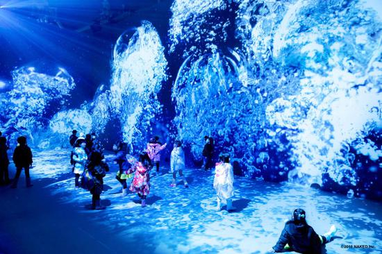 “AQUARIUM BY NAKED”现场投影装置图，来源：2018 NAKED Inc.