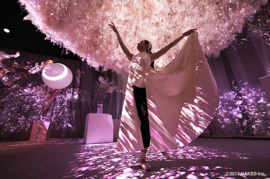 “FLOWERS BY NAKED”公园Night Walk夜景效果图，来源：2017 NAKED Inc.