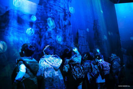  “深海之光”北京首展“水母物语”体感区效果图 来源：2018 NAKED Inc.