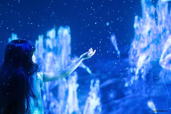 “AQUARIUM BY NAKED”现场投影装置图，来源：2018 NAKED Inc.