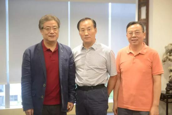 　　中国电视剧制作产业协会常务副秘书长施生田（中）深圳文化产权交易所董事长于德江（左）深圳文化产权交易所总经理吴程（右）