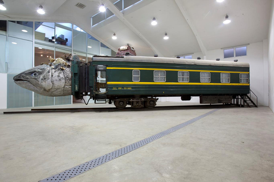 “轨迹”展览现场黄永砅《专列》，2011年3月当代唐人艺术中心重要展览的重要作品，作品被民生现代美术馆收藏