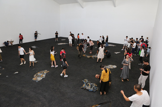 目前正在当代唐人艺术中心北京第一空间展出的赵赵大型实验项目《弥留》