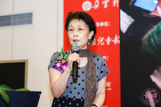 上海美术教育专业委员会副秘书长、上海市中学美术教材副主编王小音作主题演讲
