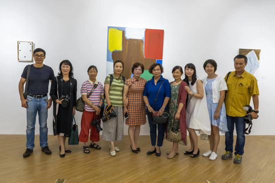 上海摄影家协会摄的摄影师在开幕现场合影