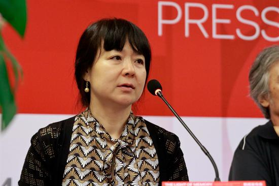 参展艺术家张译丹答记者问（摄影：武广宇）