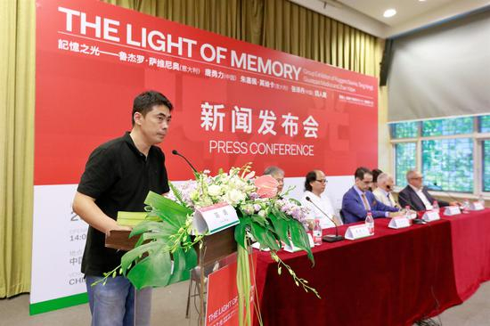 《中国美术报》副总编辑陈明主持发布会 （摄影：武广宇）