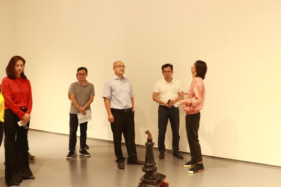 展览现场嘉宾交谈