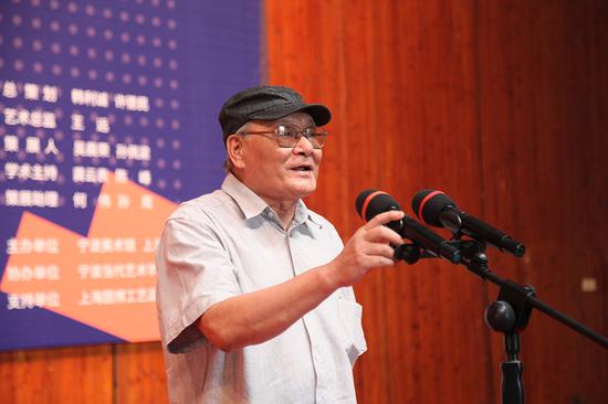 上海代表性艺术评论家、上海抽象画会首席学术主持龚云表致辞
